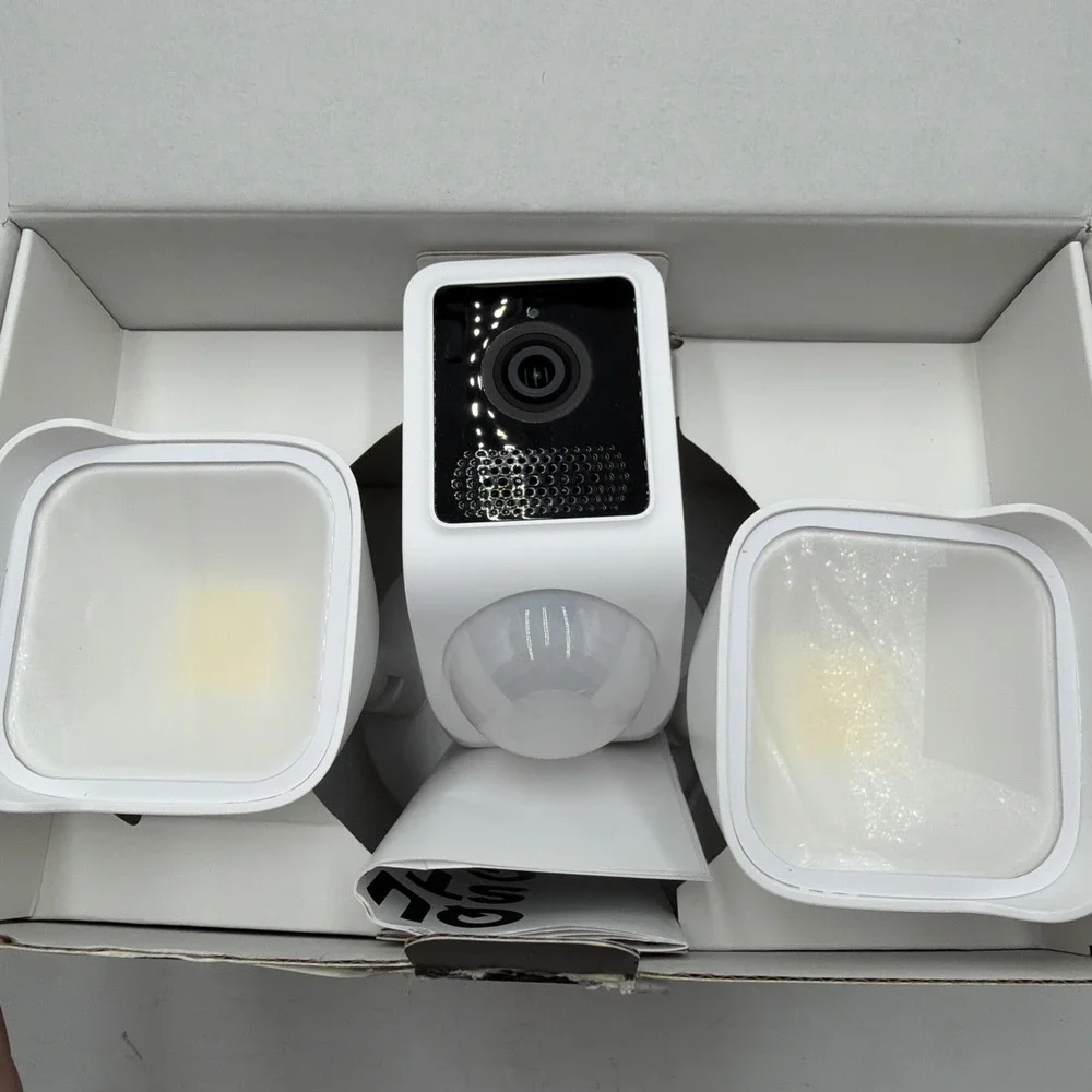 Wyze Cam Floodlight V2 Motion-Activated 2K HD Color Night Vision Camera